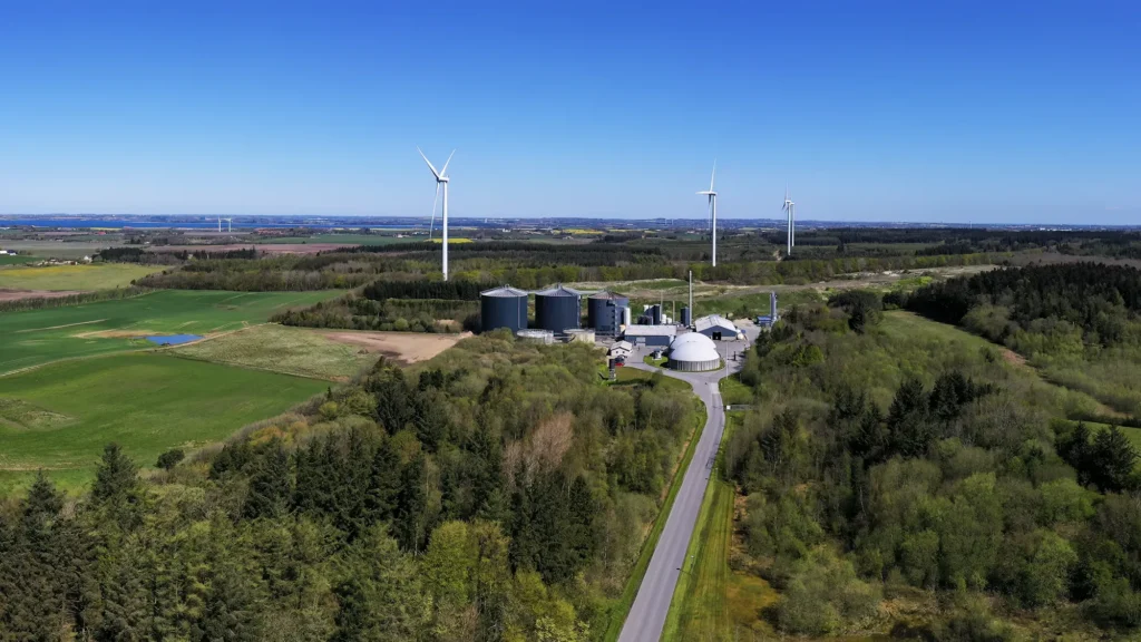 Biogasanlæg og vindmøller set fra luften ved Næssund