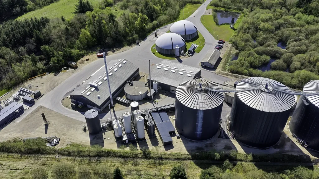 Fugleperspektiv af energianlæg ved Limfjorden med grønne omgivelser