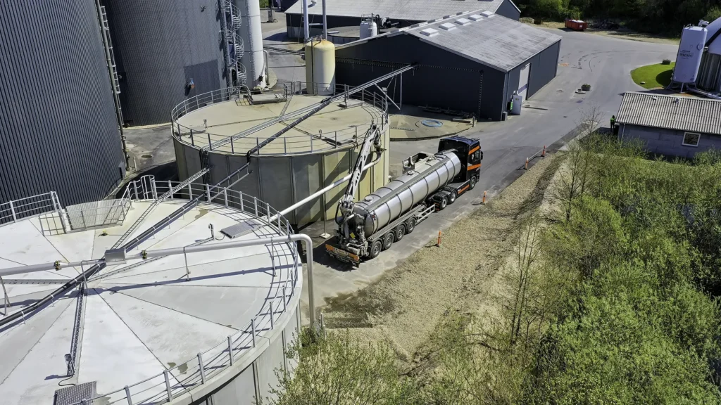 Dronebillede med fokus på de centrale tanke hos Limfjordens Bioenergi