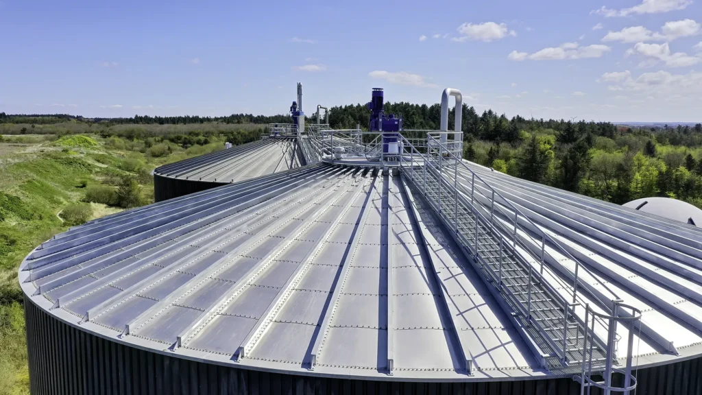 Låg og teknisk udstyr på biogastank – Limfjordens Bioenergi luftfoto