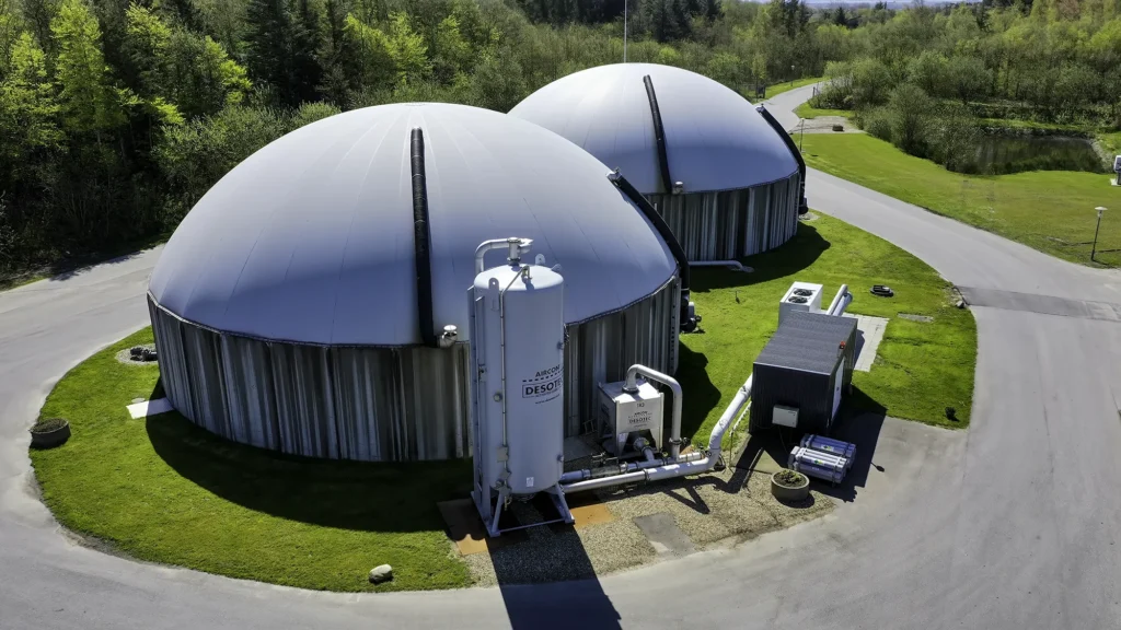 Biogastanke ved Limfjordens Bioenergi – luftfoto af anlæg i grønne omgivelser